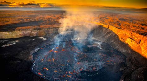 Kīlauea Volcano In Hawaii Erupts In Real Time On Webcam - Men's Journal