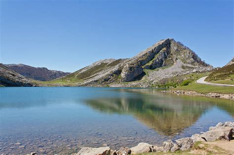 Enol Lake by Israel Gutiérrez Photography