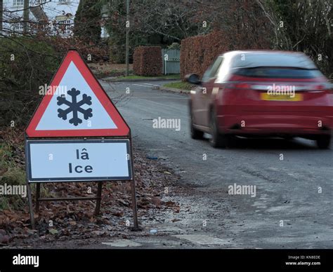 Draethen,, Wales, UK. 11th December 2017. Road sign warning of Ice in Welsh and English. Ice has ...