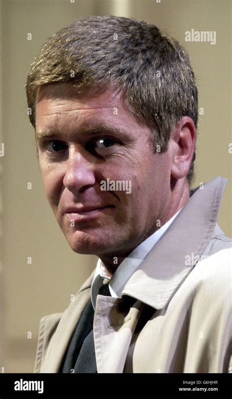 Showbiz arts theatre actor posing head shoulders gary mavers hi-res stock photography and images ...