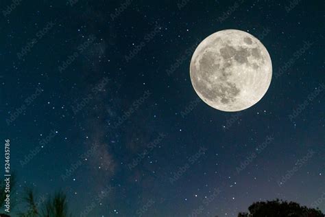 Snow moon. Super full moon with dark background. Madrid. Spain. Europe ...