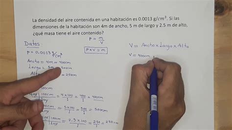 La densidad del aire contenida en una habitación es 0.0013g/cm3 Si las ...