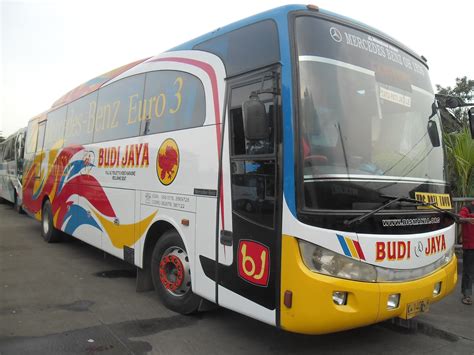 Bus/Bis Indonesia di Terminal Pulogadung (Bismania)