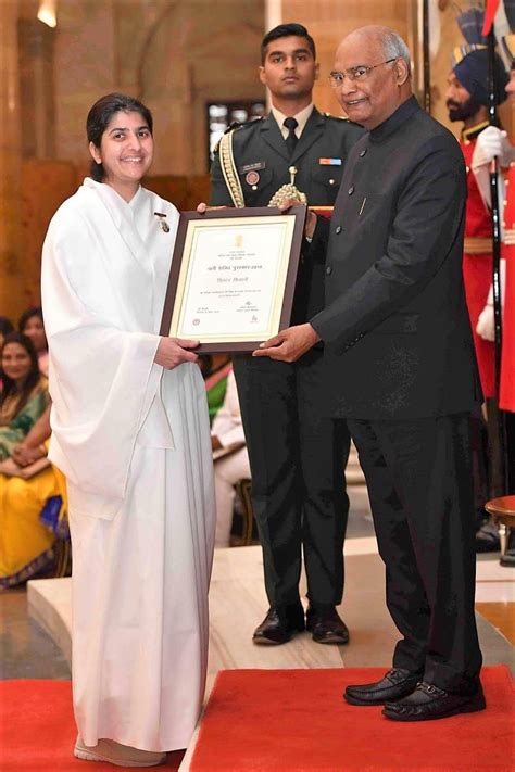 President of India Confers Nari Shakti Award to Brahma Kumari Sister ...