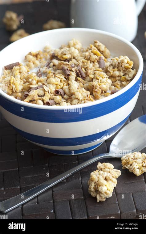 Bowl of crunchy nut cornflakes hi-res stock photography and images - Alamy