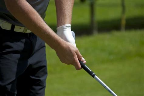 Should I Have A Short Or Long Thumb In My Golf Grip? (Breakdown)