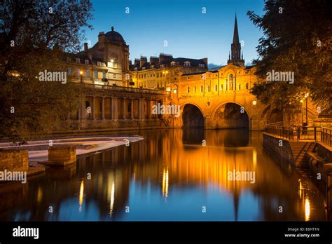 Pulteney Bridge over River Avon, Bath, Somerset, England Stock Photo ...