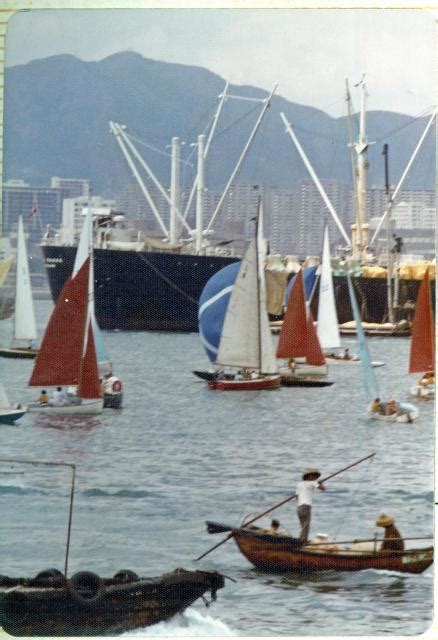 Boats racing in the crowded Hong Kong Harbor | Gwulo