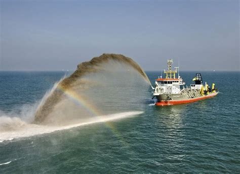 What is Dredger & Types of Dredgers in the Marine Industry | TheSeaholic