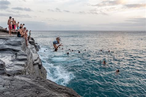 14 Best Places for Cliff Jumping in Hawaii (Island by Island!)