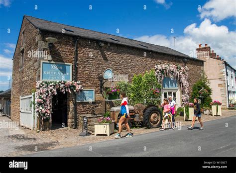 Roadside converted farm building business hi-res stock photography and images - Alamy