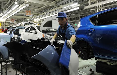 Humans replacing robots at Toyota's main manufacturing facility | Driving