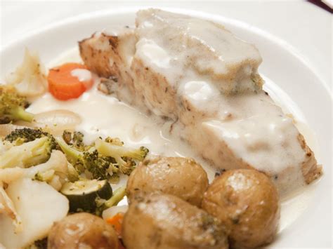 Filet de poisson capitaine cuit à la meunière et légumes vapeur à la béchamel fait maison ...