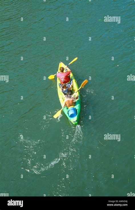 Niño remando canoa hi-res stock photography and images - Alamy