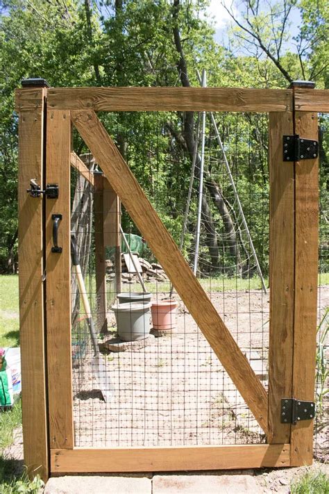 DIY garden fence // self-closing hinges and designed with easy-to-operate latch for kids to ...