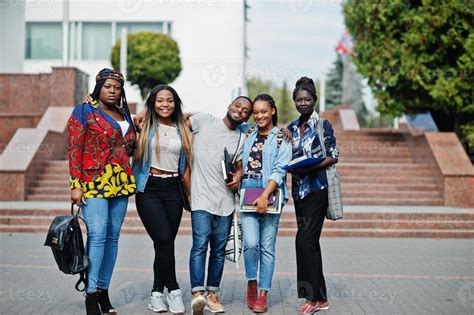 grupo de cinco estudantes universitários africanos passando tempo ...