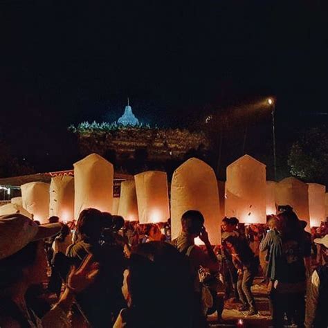 Lantern Festival Tours | Waisak Borobudur