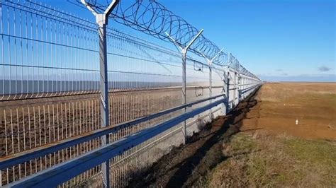 Russia raises border wall separating Ukraine and Crimea | news.com.au — Australia’s leading news ...