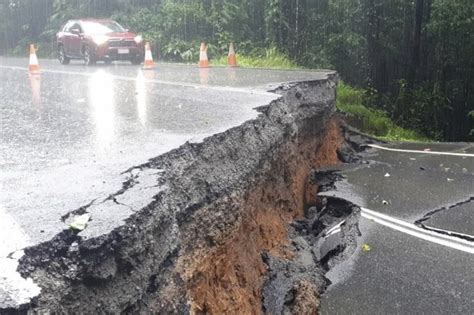 Cyclone Jasper hits Cairns and floods break records as Queensland faces days of rain