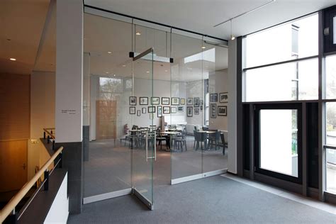 Office Trends: Modern Conference Room Enclosed with Moving Glass Walls ...