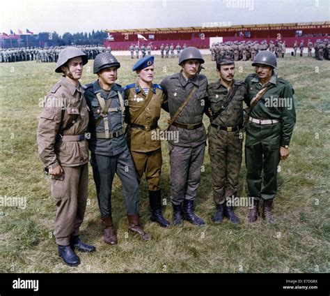 Les soldats des forces armées des différents des pays du Pacte de ...