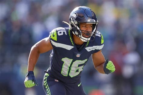 Tyler Lockett Speaks Out On Russell Wilson: NFL World Reacts - The Spun