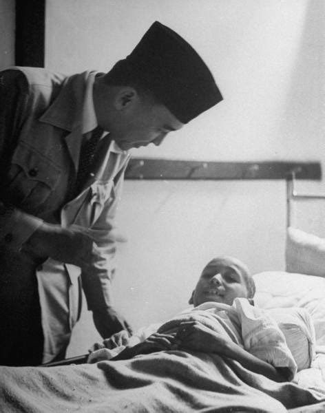 Indonesia Zaman Doeloe: Presiden Soekarno menjenguk warga sipil korban perang kemerdekaan, 1946