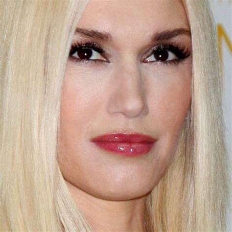 Gwen Stefani Makeup: Bronze Eyeshadow, Brown Eyeshadow & Peach Lipstick ...