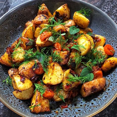 Spicy roasted new potatoes with lemon and herbs (Batata bil filfil ...