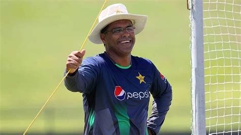 Waqar Younis apologizes for his 'namaz' remarks