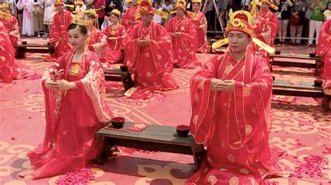 The Qixi Festival is Chinese Valentine's Day. This year a Song Dynasty-style group wedding added ...