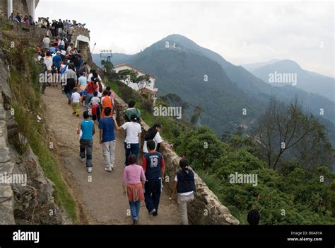 La gente caminando hacia el Cerro de Monserrate, Bogotá, Colombia ...