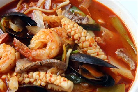 Jjamppong (Korean spicy seafood noodle soup) recipe - Maangchi.com