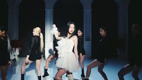 BLACKPINK’s Jisoo Takes Center Stage in "FLOWER" Dance Performance ...