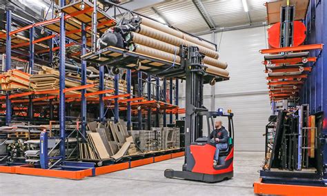 Side loader forklifts for long loads - Mecalux.com