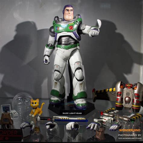 Lightyear (2022) Alpha Buzz Lightyear Deluxe 1/6th Scale Hot Toys ...