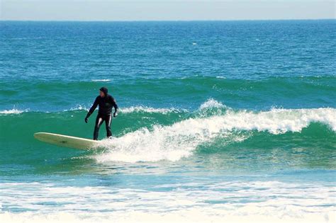 25 Useful Tips for Beginner Surfers