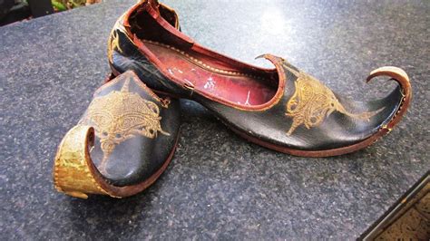 Mojari Curly toe Leather Embroidered handcrafted Shoes | Indian shoes, Handcrafted shoes, Shoes