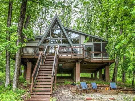 Lakefront Cabin near Columbia, Missouri