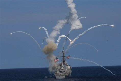 Un destroyer américain endommagé par l'explosion d'un de ses missiles ...