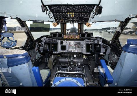 (dpa) - A view into the cockpit of the cargo airplane type C141 ...