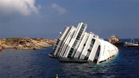 Sunken Cruise Liner Becomes Tourist Attraction