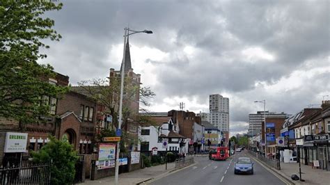 Ilford murder: Man stabbed to death outside nightclub - BBC News