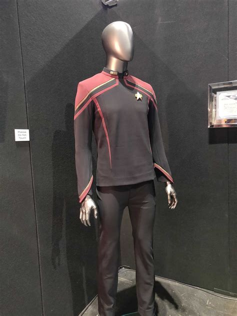 Star Trek Picard: Close Look at New Starfleet Admiral Uniform