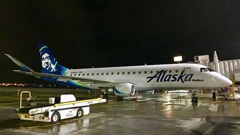 File:Alaska SkyWest E75 in Fresno.jpg - Wikimedia Commons