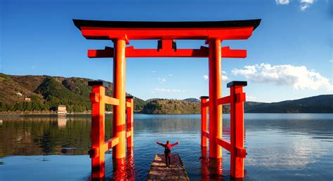 Instagram vs Reality: The Truth Behind Tranquil Photos of Hakone Shrine | PetaPixel