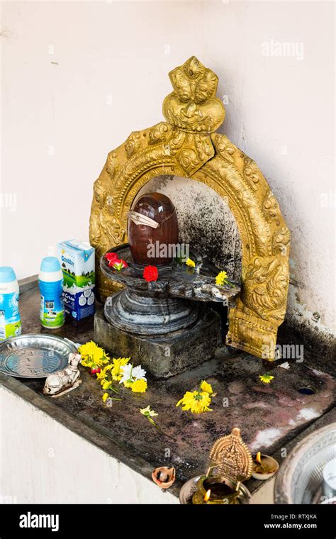 Lingam linga hi-res stock photography and images - Alamy