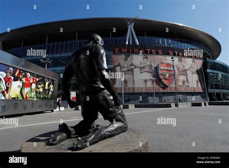 Thierry henry statue High Resolution Stock Photography and Images - Alamy