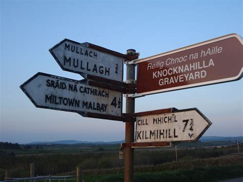 File:Old styl road signs near Mullagh, County Clare, Ireland.jpg - Wikimedia Commons