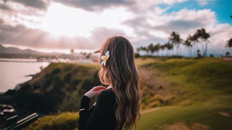 Download wallpaper: Beautiful girl in the hawaiian landscape 3840x2160